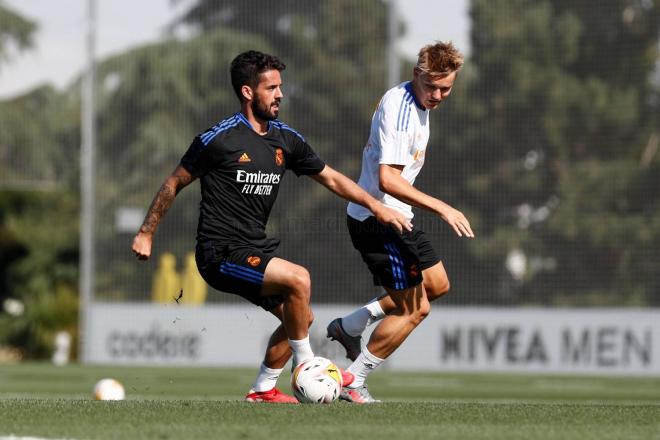 Isco Alarcón y Martin Odegaard, en un entrenamiento de Ancelotti, en una sesión del Real Madrid (Foto: RM).