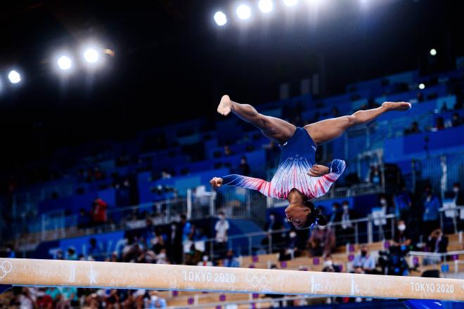 Simone Biles, durante su ejercicio de barra en los Juegos de Tokyo (Foto: Cordon Press).