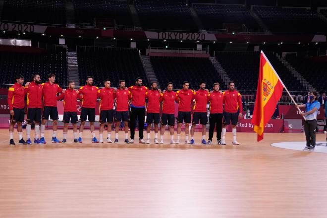 Los Hispanos, en el momento del himno de España (Foto: COE).