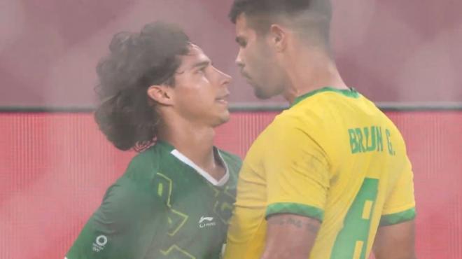 Lainez se encara con un futbolista brasileño