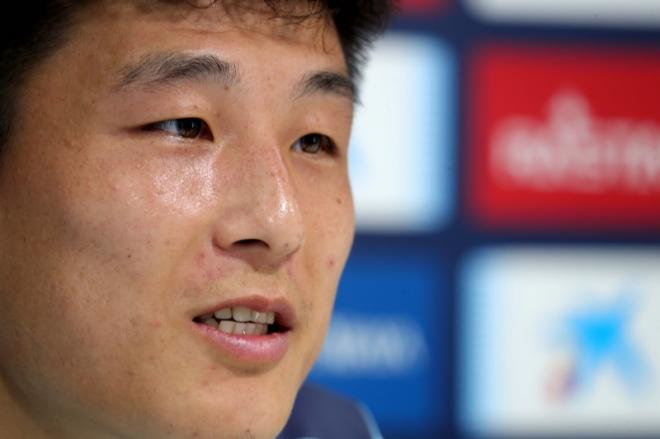 Wu Lei, en rueda de prensa con el Espanyol (Foto: RCDE).