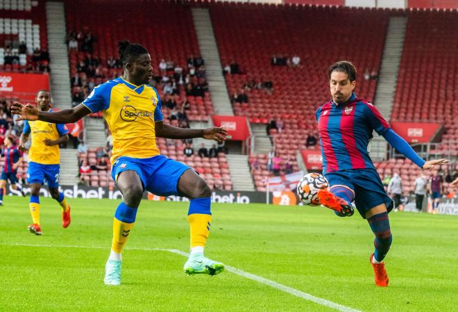 Campaña durante el partido frente al Southampton. (Foto: Levante UD)