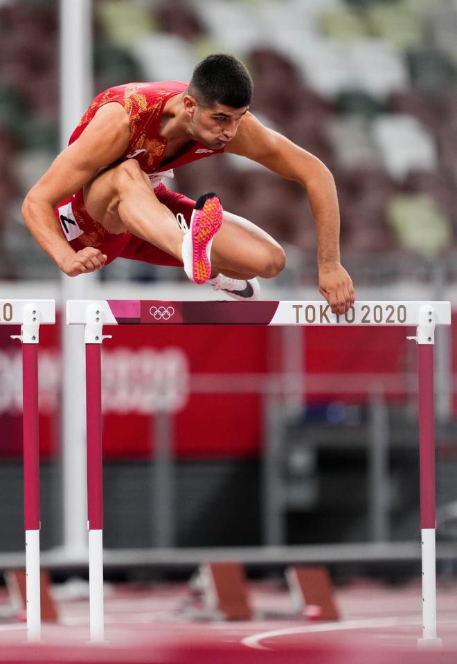 Asier Martínez saltando una valla en la semifinal olímpica (Foto: COE)