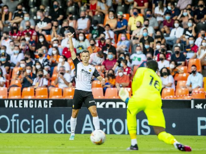 Cheryshev hace un gesto de aprobación. (Foto: Valencia CF)