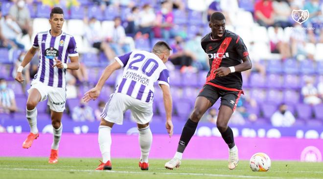 Randy Nteka, en una acción del partido frente al Real Valladolid (Foto: Rayo Vallecano).