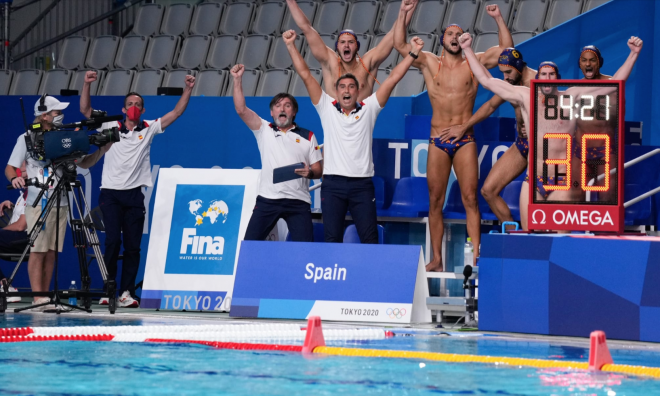 El banquillo de la selección española de Waterpolo celebra el pase las semifinales de Tokio 2020.