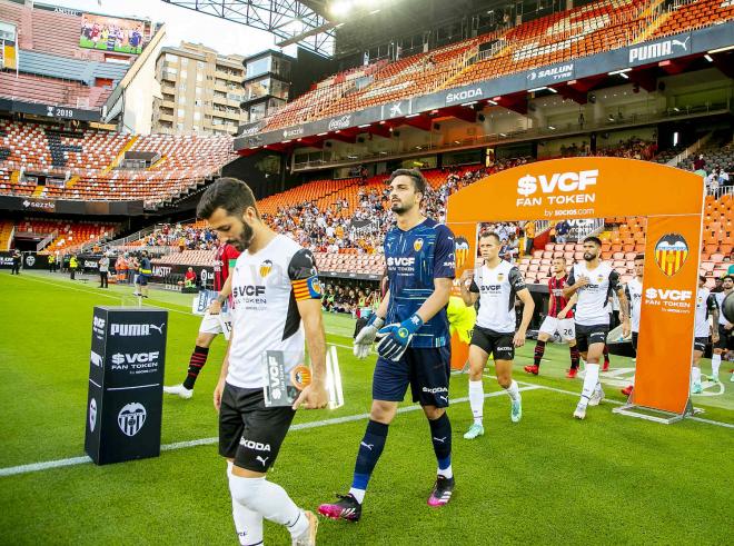 Mamardashvili, tras Gayà en la salida al campo (Foto: Valencia CF).