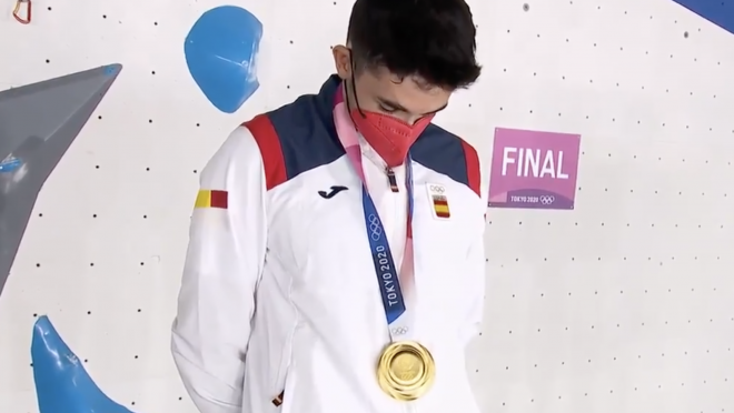 Alberto Ginés, con la medalla de oro que sumó para España.