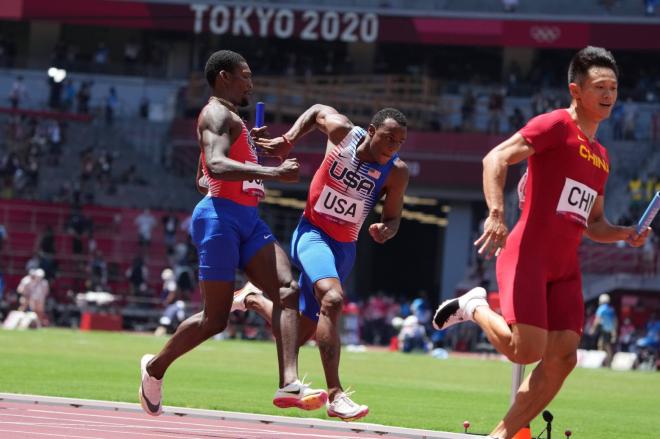 Cambio de Fred Kerley, izquierda,y Ronnie Baker en el relevo de USA eliminado en Tokio Foto: (Cordon Press)