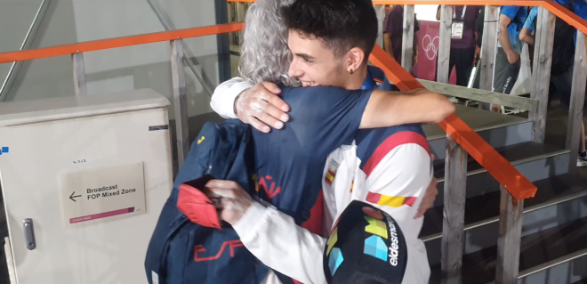 Alberto Ginés se abraza con su entrenador, David Maciá