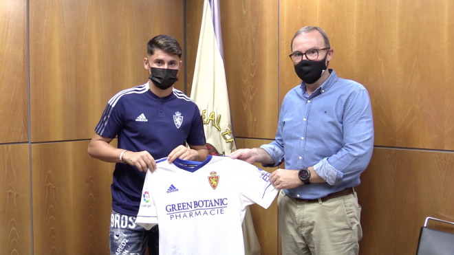 Borja Sainz, junto a Sainz de Varanda, posando con la camiseta (Foto: Real Zaragoza).