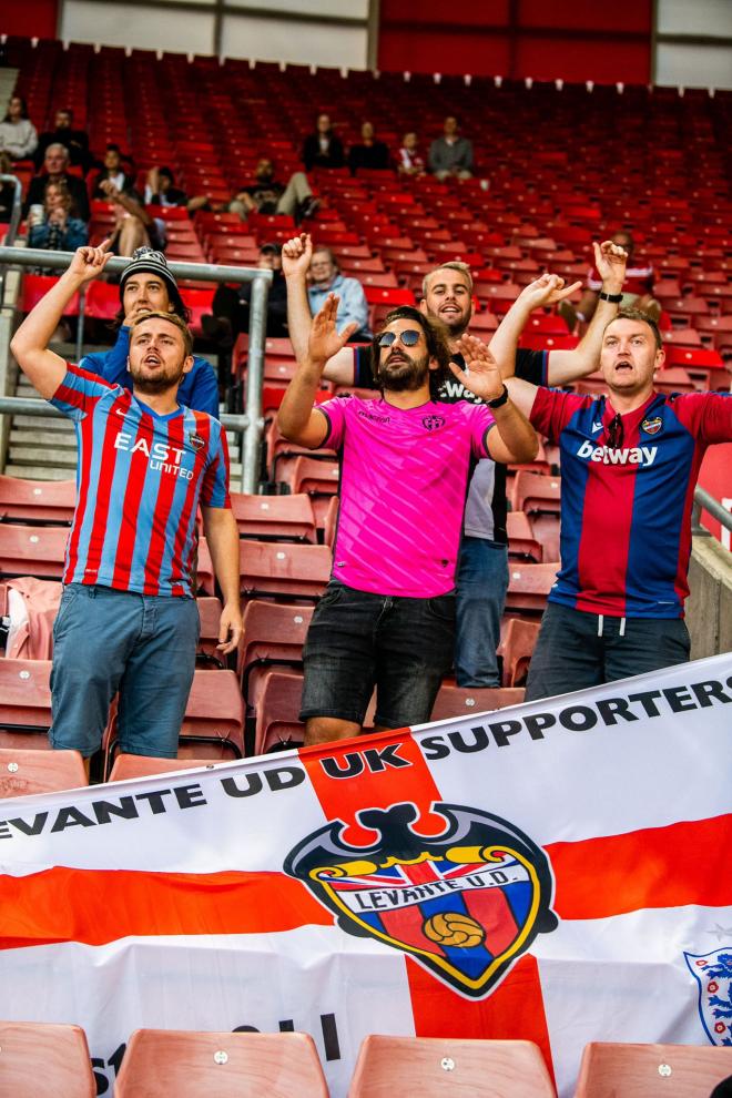 Los aficionados británicos del Levante en el St Mary's Stadium. (Foto: Levante UD)
