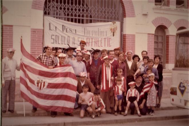 Imagen vintage: la Peña Oliventina del Athletic Club en 1978, en un Trofeo Ibérico.