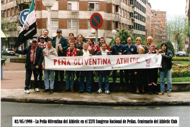 La Peña Oliventina posa en Indautxu en el Centenario del Athletic Club, celebrado en el año 1998.