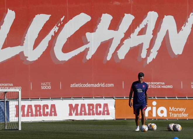 Simeone presencia un entrenamiento del Atlético de Madrid (Foto: ATM).