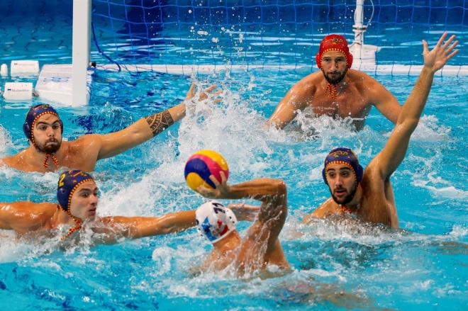 La selección española masculina de waterpolo tras caer ante Serbia.