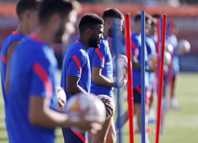 Lemar, entre varios jugadores del Atlético de Madrid durante el entrenamiento de este viernes (Fot