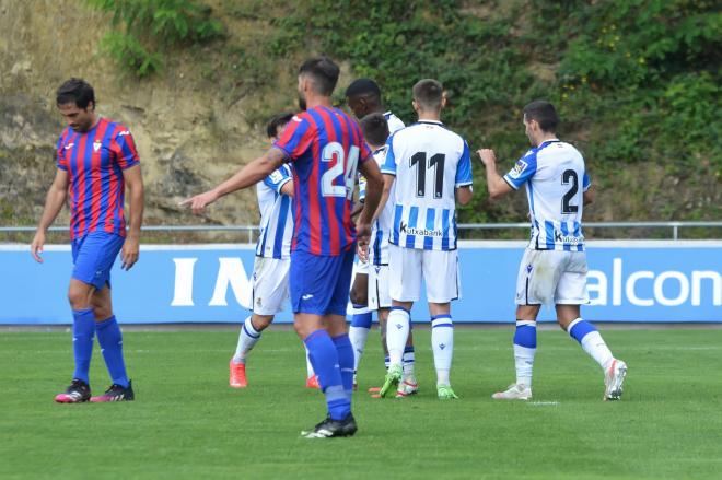 Jugadores de la Real Sociedad celebran un gol en el amistoso ante el Eibar (Foto: Giovanni Batista).