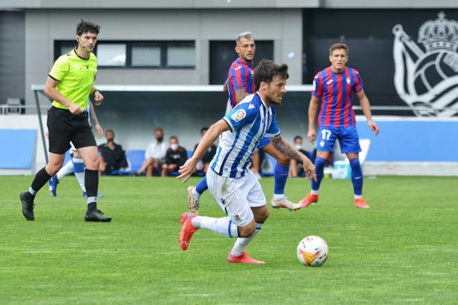 David Silva controla el balón en el Real Sociedad-Eibar (Foto: Giovanni Batista)