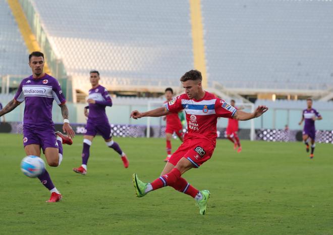 Adrià Pedrosa central durante el Espanyol-Fiorentina (Foto: RCDE).