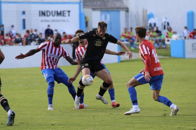 Banin presiona a un rival en el amistoso ante el Lugo (Foto: CDL).