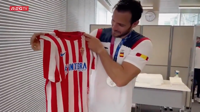 Saúl Craviotto posa con una camiseta del Real Sporting