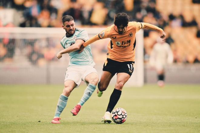 Javi Galán ante Jiménez (Foto: @Wolves).