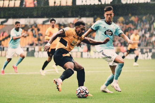 Adama Traoré ante José Fontán (Foto: @Wolves).