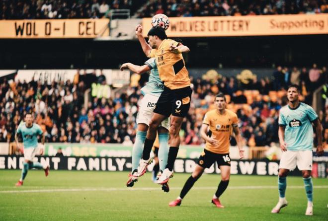 Salto entre Jiménez y un jugador del Celta (Foto: @Wolves).