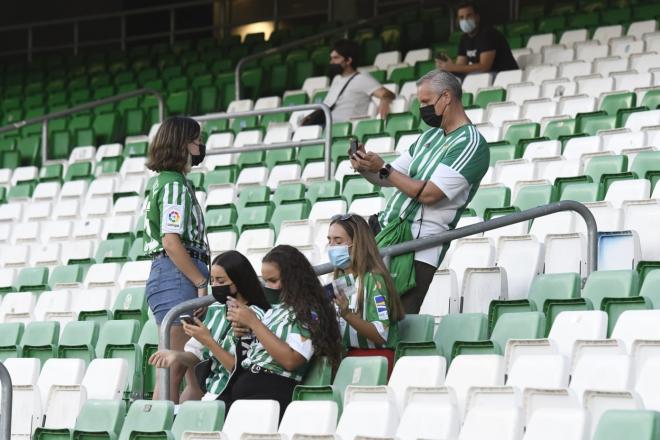 Imágenes de la vuelta de los aficionados del Real Betis al Benito Villamarín (Foto: Kiko Hurtado).