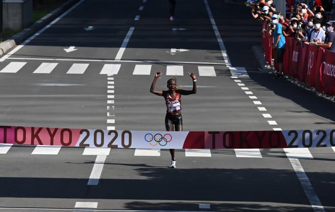La keniata Peres Jepchirchir, oro en la maratón femenina, cruza la línea de meta (Foto: Cordon Pr