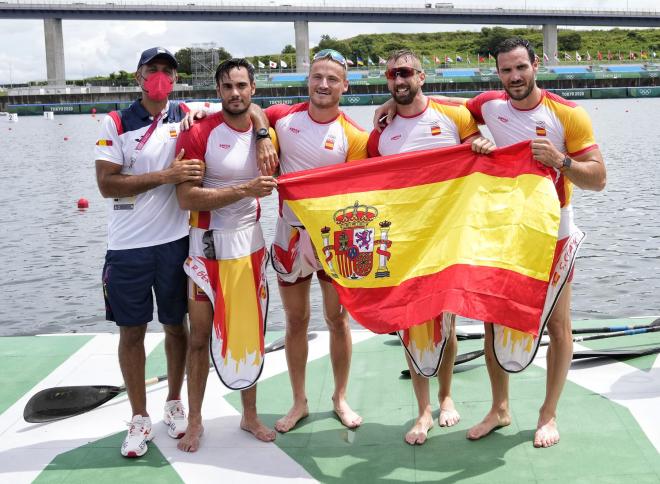 Rodrigo Germade, Marcus Cooper Walz, Carlos Arévalo y Saúl Craviotto posan con la bandera de Espa
