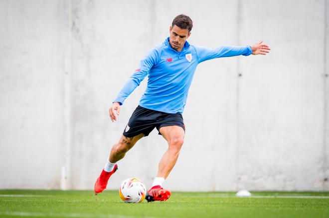 Dani García ensaya el disparo en Lezama (Foto: Athletic Club).