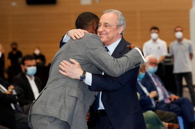 Florentino Pérez abraza a David Alaba en su presentación con el Real Madrid (Foto: Cordon Press).