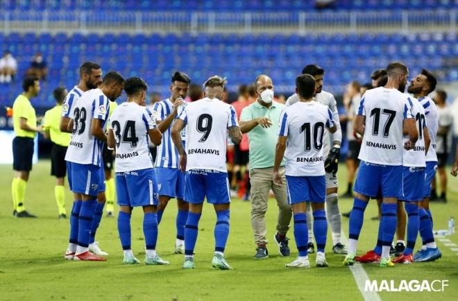 José Alberto da órdenes a sus jugadores (Foto: Málaga CF).