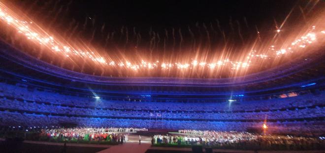 Fuegos artificiales en el Estadio Olímpico de Tokio (Foto: Álvaro Ramírez).