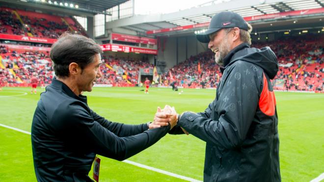 Marcelino García Toral y Jürgen Klopp se saludan este domingo en el césped de Anfield (Foto: Athletic Club).