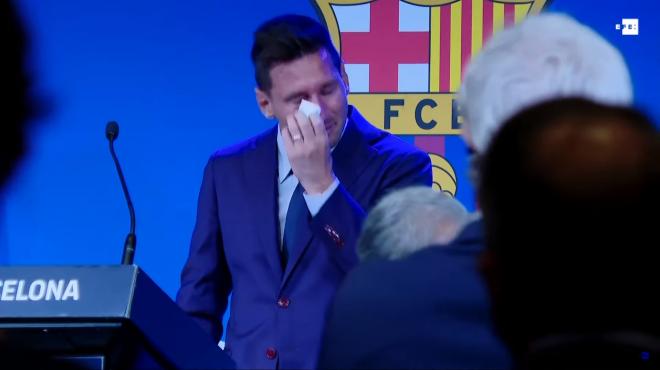 Messi se seca las lágrimas en su despedida del Barça.