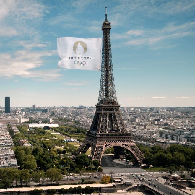 La Torre Eiffel, con el logo de París 2024.