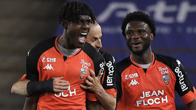 Chalobah celebra un gol con el Lorient. 
