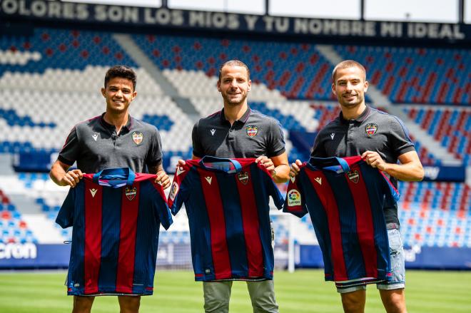 Los tres nuevos fichajes posan con la camiseta del Levante. (Foto: Levante UD)
