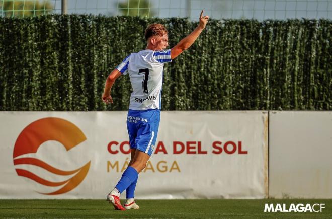 Paulino celebra su gol al Almería en pretemporada (Foto: Málaga CF).