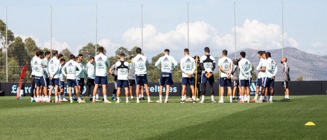 Charla del cuerpo técnico (Foto: RC Celta).