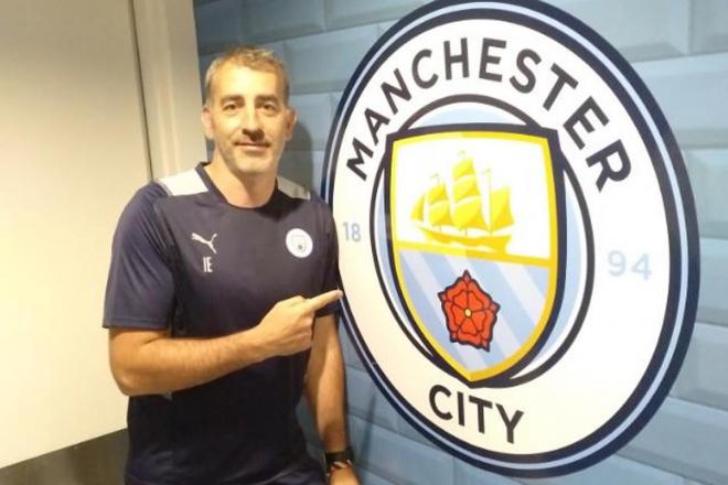 El exportero del Athletic Club Imanol Etxeberria en su etapa como formador en la cantera del Manchester City inglés.