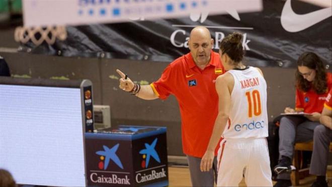 Lucas Mondelo da instrucciones a Marta Xargay durante un partido de la selección.
