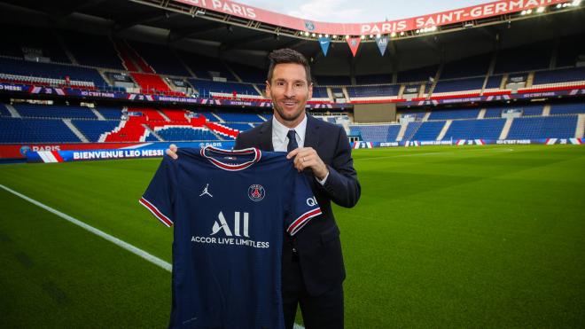 Leo Messi posa en París con su nueva camiseta (Foto: PSG).