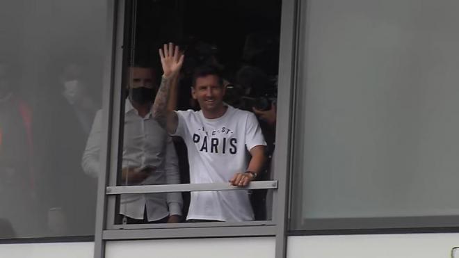 Leo Messi saluda a los aficionados que esperaban su llegada al aeropuerto.