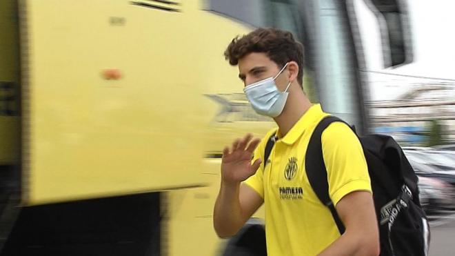 Pau Torres, en la salida del Villarreal para afrontar la Supercopa de Europa.