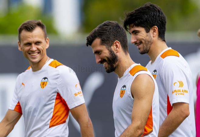 Soler habla con Gayà y Cheryshev, los tres están lesionados. (Foto: Valencia CF)