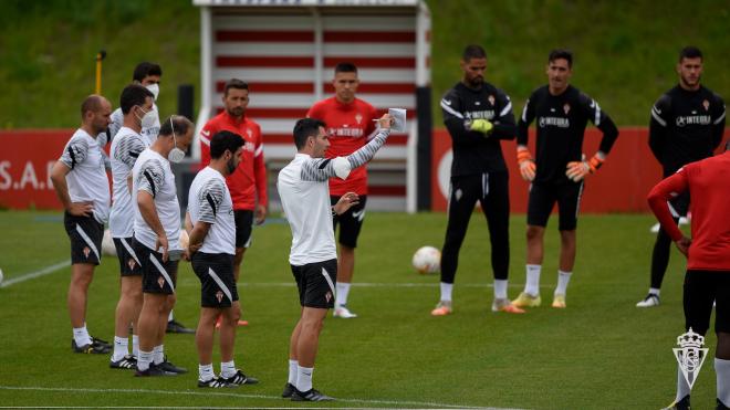 Gallego da instrucciones durante un entrenamiento del Sporting (Foto: RSG).